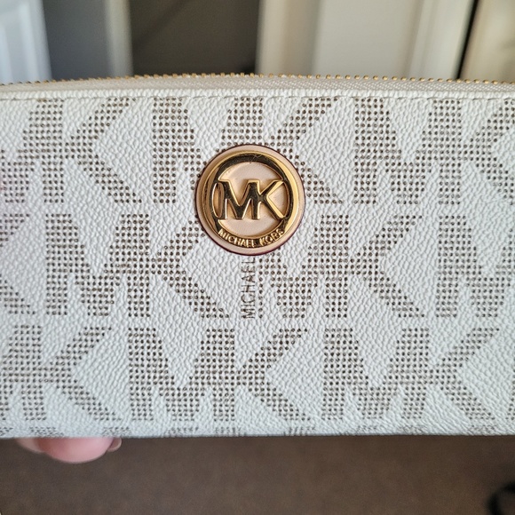 Michael Kors monogrammed wristlet - Picture 5 of 10